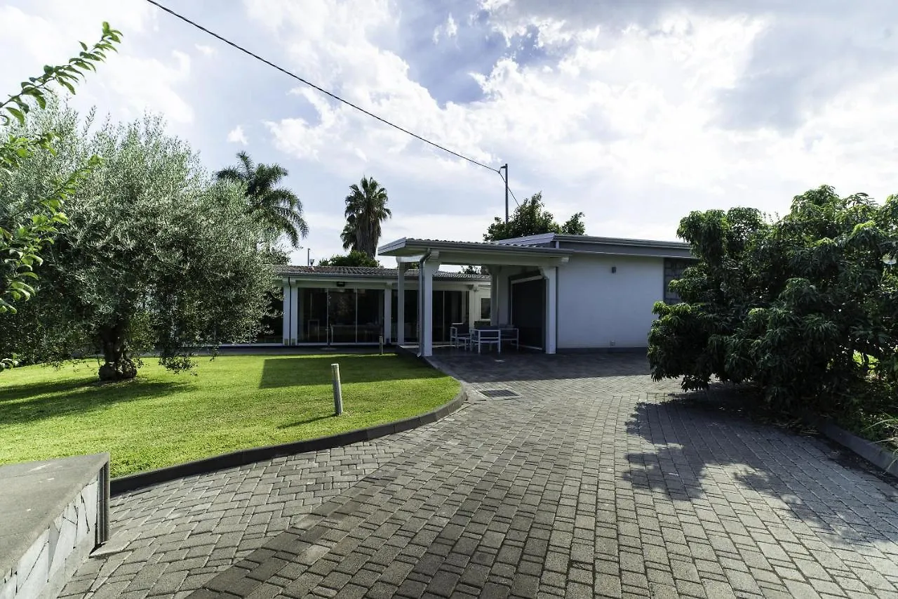 Tropical House Villa San Leonardello İtalya